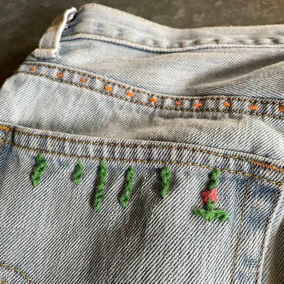 Vintage Levi's 505 Regular Fit Embroidered Denim Jeans 31x32 (31x31) Light Wash - Picture 3 of 16